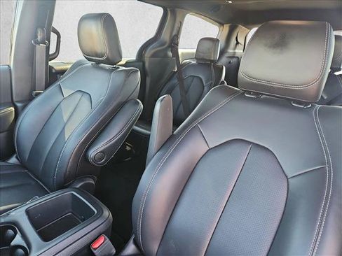 Used 2025 Chrysler Pacifica Select FWD image 13