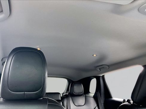 Used 2019 Jeep Cherokee Latitude Plus w/ Cold Weather Group AWD/4WD image 22