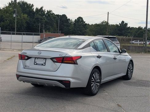 Used 2024 Nissan Altima 2.5 SV image 3