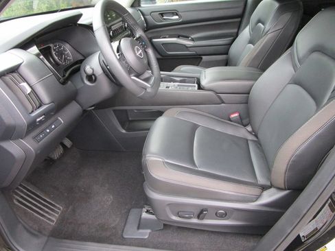 Used 2024 Nissan Pathfinder SL FWD image 18