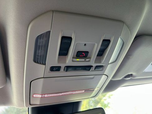 Used 2025 Toyota Highlander XLE FWD image 31