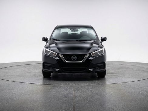 Used 2025 Nissan Versa SV image 2