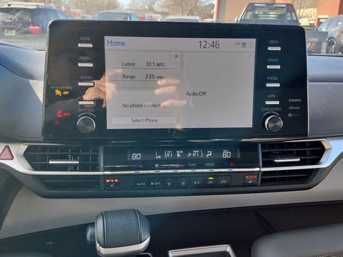 Used 2024 Toyota Sienna XLE image 18