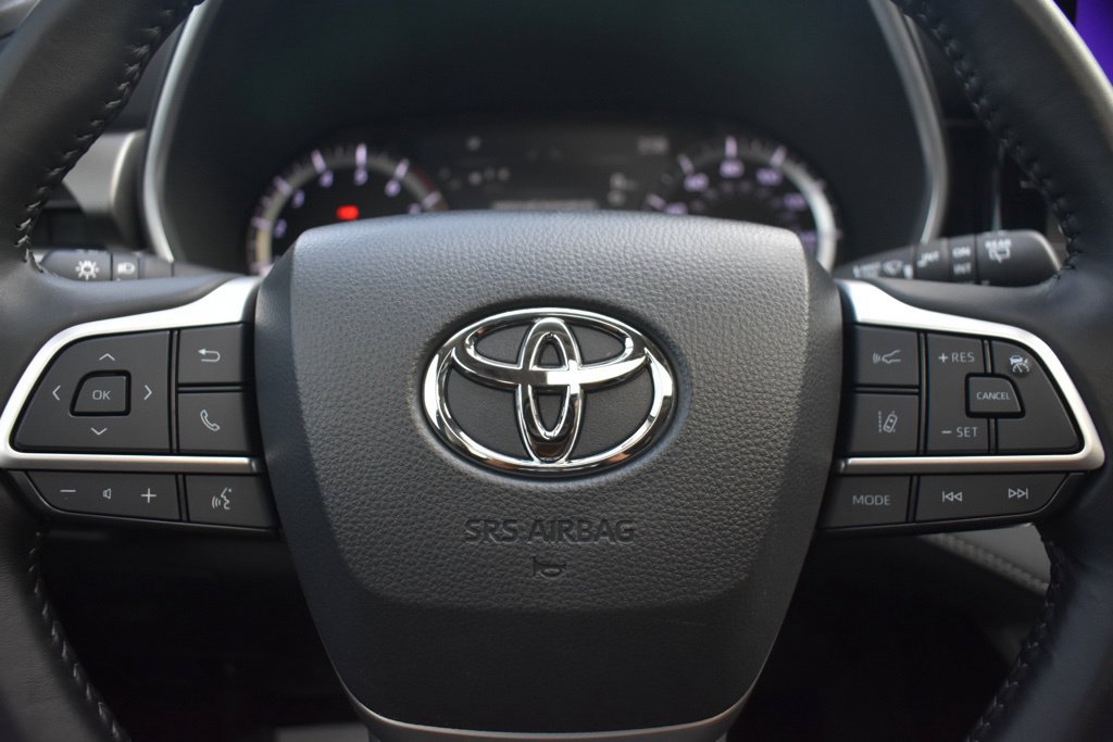 Used 2024 Toyota Highlander XLE AWD/4WD image 12