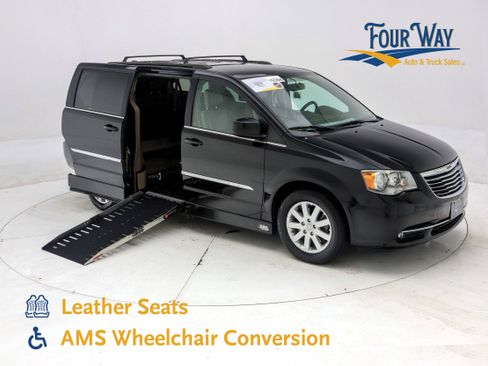 Used 2014 Chrysler Town & Country Touring image 1