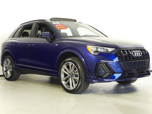 Used 2022 Audi Q3 2.0T Premium w/ Black Optic Sport Package image 4