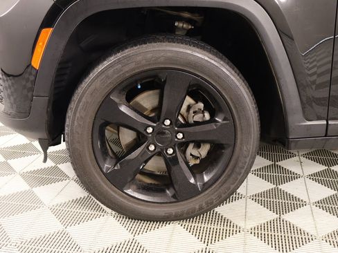 Used 2023 Jeep Grand Cherokee L Laredo image 18