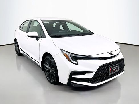 Used 2025 Toyota Corolla SE image 3