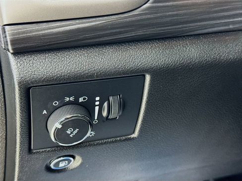 Used 2022 Jeep Grand Cherokee Laredo X RWD image 12