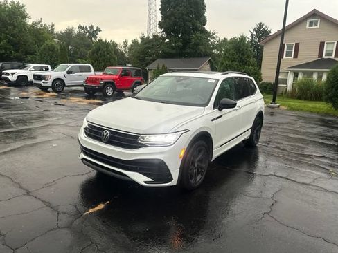 Used 2023 Volkswagen Tiguan SE R-Line AWD/4WD image 3