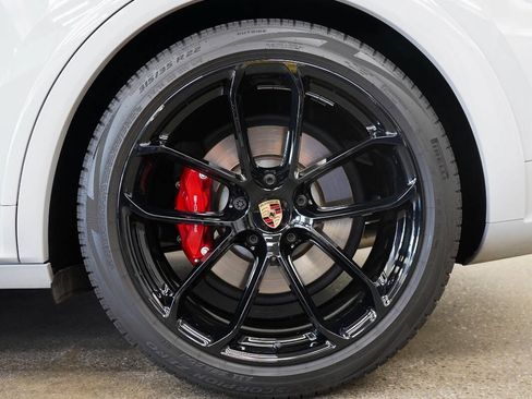 Used 2025 Porsche Cayenne GTS AWD/4WD image 12