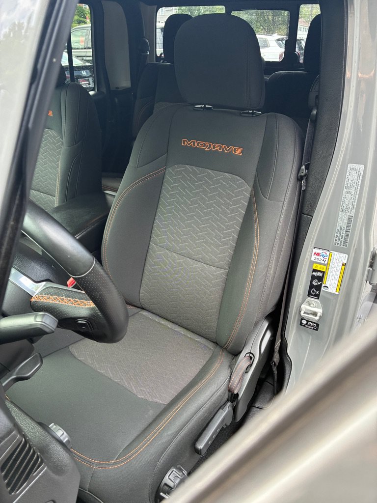 Used 2023 Jeep Gladiator Mojave AWD/4WD image 21
