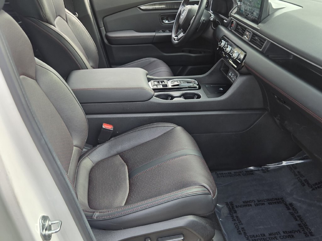 Certified 2025 Honda Pilot Black Edition image 21