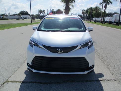 Used 2026 Toyota Sienna XLE FWD image 2
