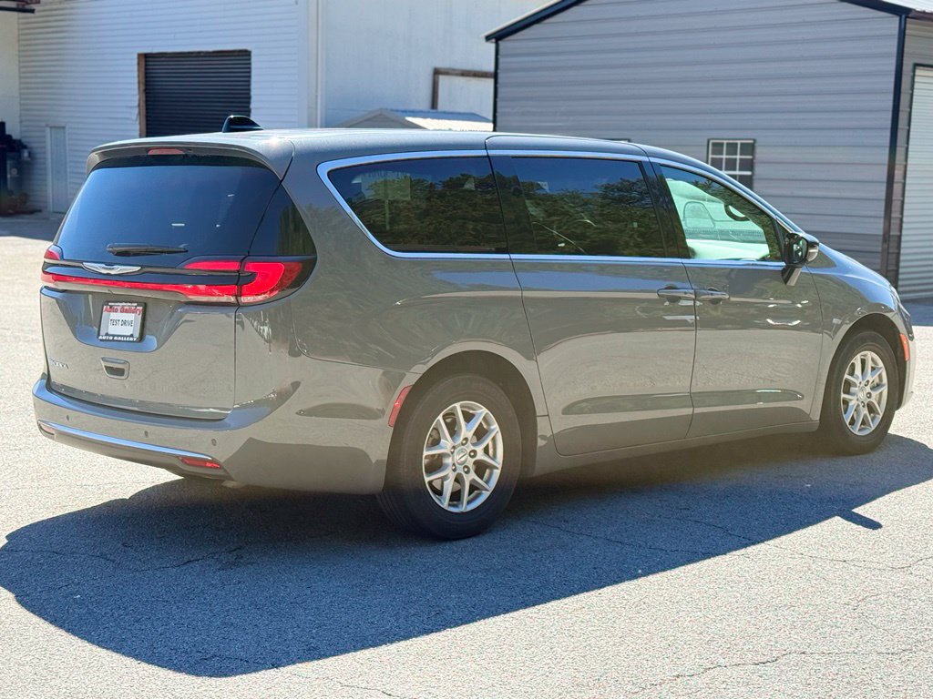 Used 2025 Chrysler Pacifica Select FWD image 7