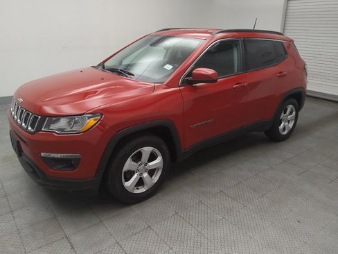 Used 2018 Jeep Compass Latitude w/ Cold Weather Group FWD image 2