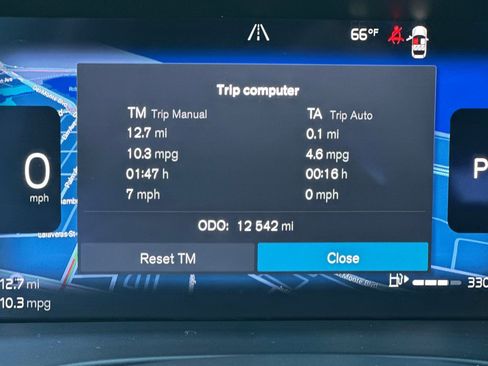 Used 2025 Volvo XC40 B5 Plus AWD/4WD image 32