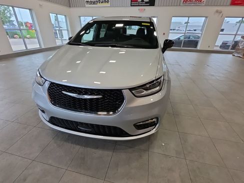 Used 2026 Chrysler Pacifica Limited FWD image 3