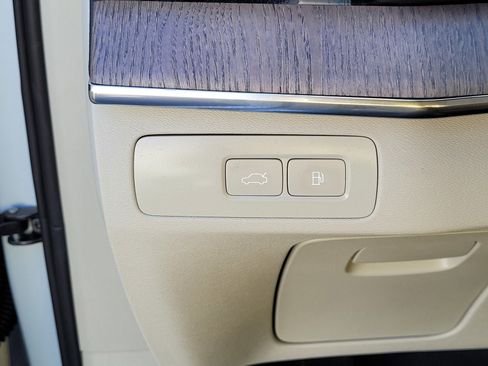 Certified 2023 Volvo XC90 T8 Ultimate w/ Lounge Package image 18