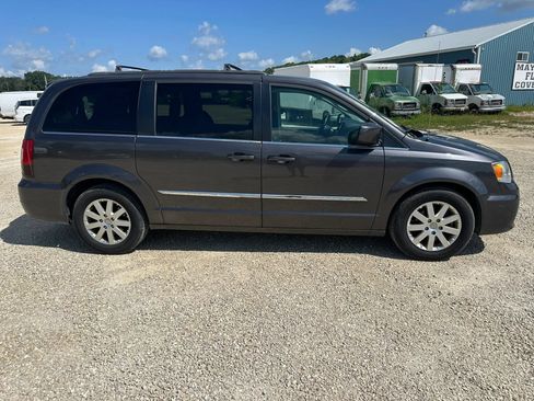 Used 2015 Chrysler Town & Country Touring FWD image 5
