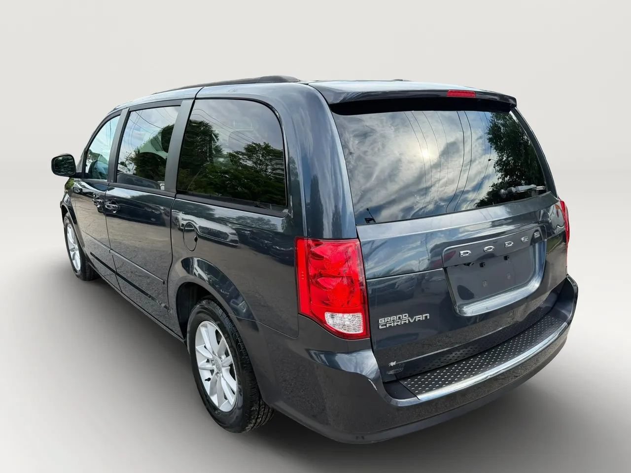 Used 2013 Dodge Grand Caravan SXT w/ UConnect Hands-Free Group FWD image 5