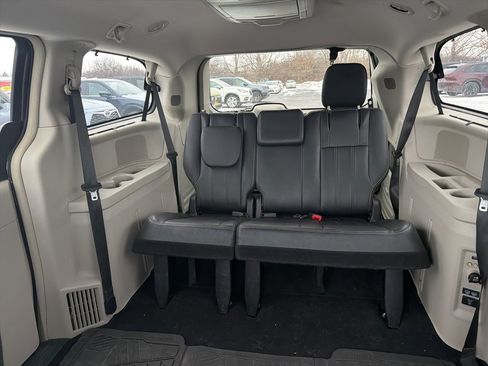 Used 2016 Chrysler Town & Country Touring w/ Driver Convenience Group image 9