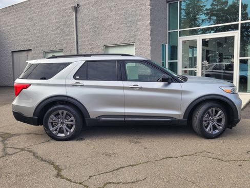 Used 2022 Ford Explorer XLT w/ Equipment Group 202A image 3