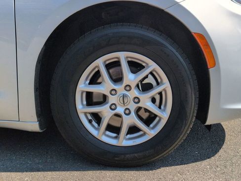 Used 2023 Chrysler Pacifica Touring-L FWD image 26