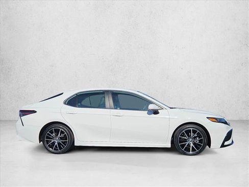 Used 2023 Toyota Camry SE image 4
