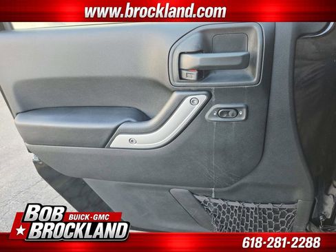 Used 2017 Jeep Wrangler Sahara w/ Connectivity Group AWD/4WD image 35