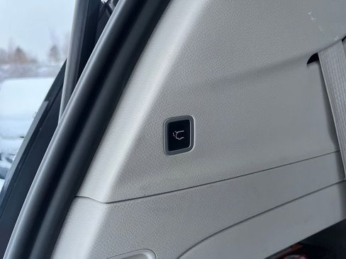 Used 2024 Chrysler Pacifica Touring-L image 41