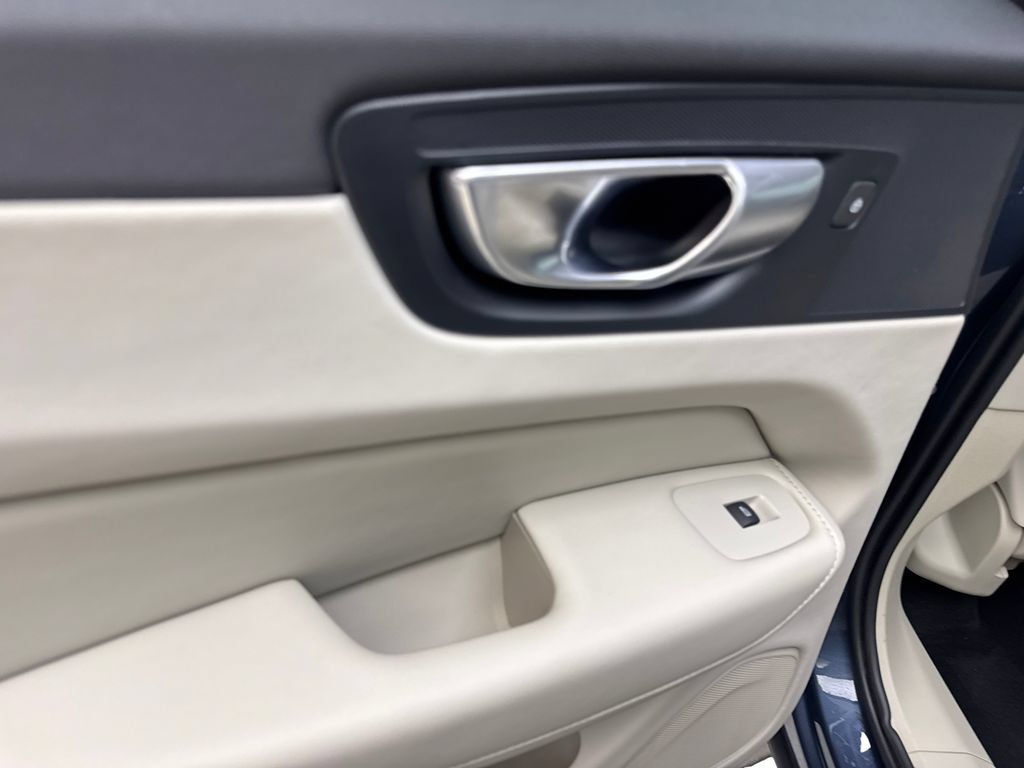 Used 2024 Volvo XC60 B5 Plus w/ Protection Package Premier AWD/4WD image 40