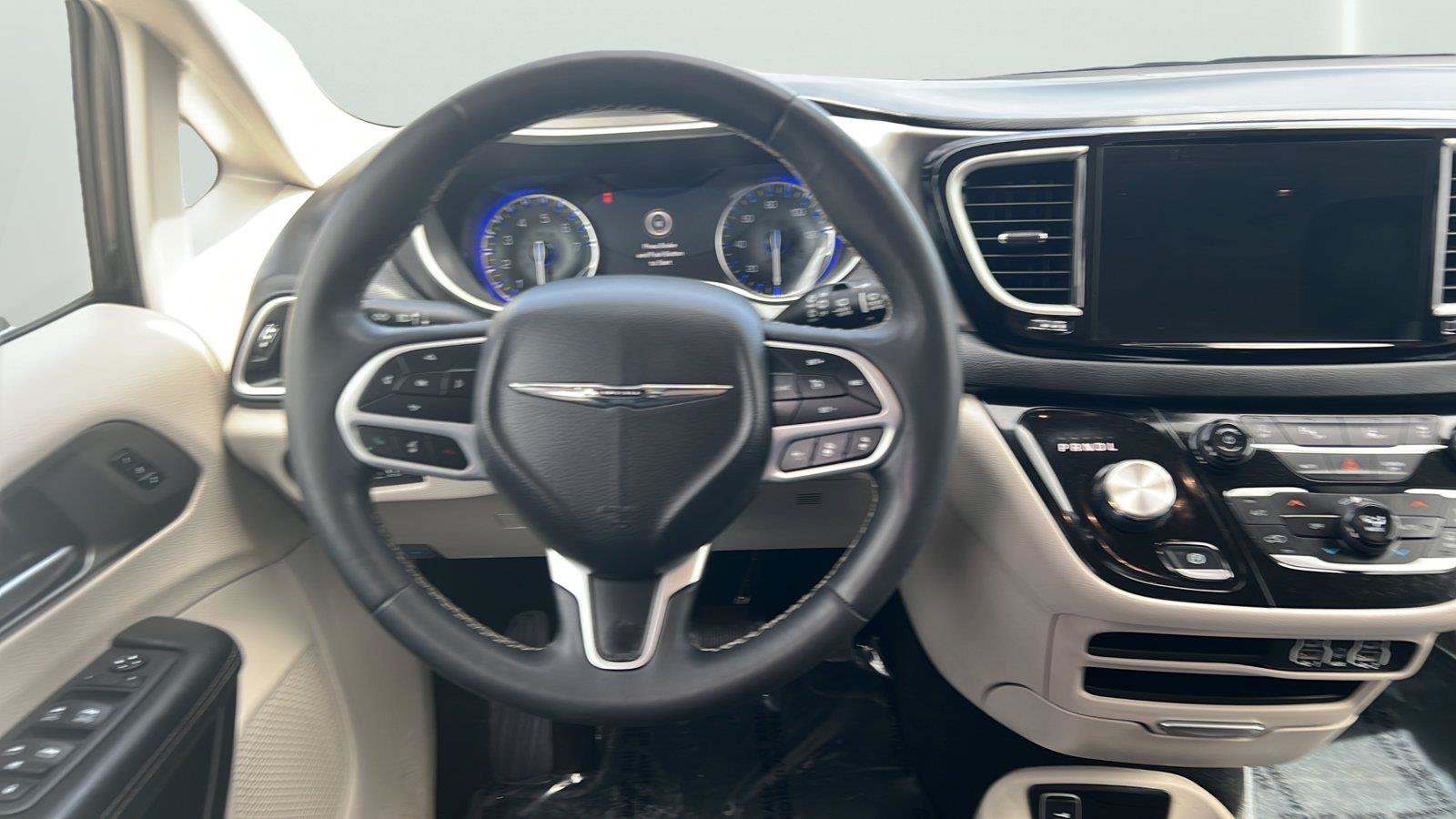 Used 2023 Chrysler Pacifica Touring-L FWD image 11