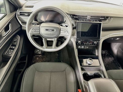 Used 2025 Jeep Grand Cherokee Laredo X AWD/4WD image 4