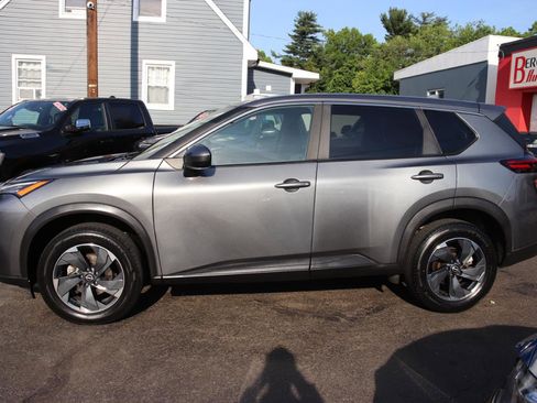 Used 2024 Nissan Rogue SV FWD image 2