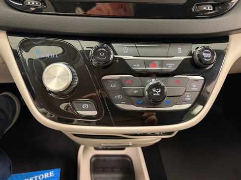 Used 2023 Chrysler Voyager LX FWD image 29