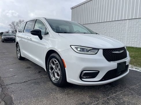 Used 2024 Chrysler Pacifica Limited FWD image 1