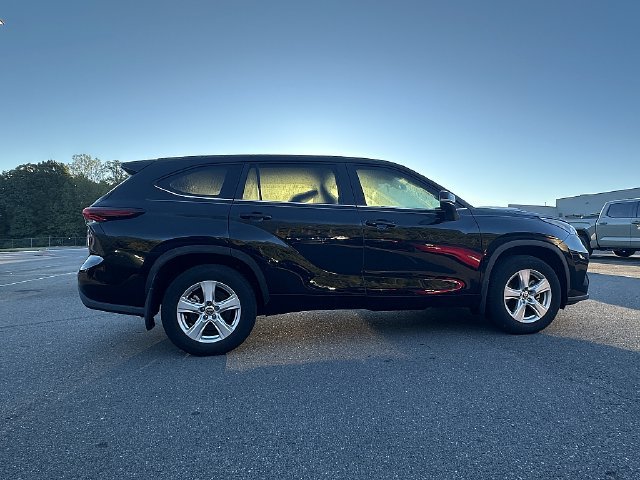 Used 2024 Toyota Highlander LE AWD/4WD image 8