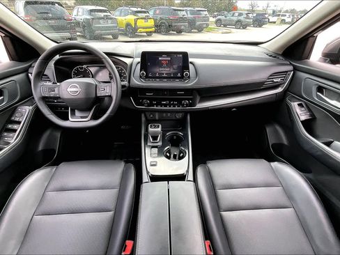 Used 2025 Nissan Rogue SV w/ SV Premium Package image 16