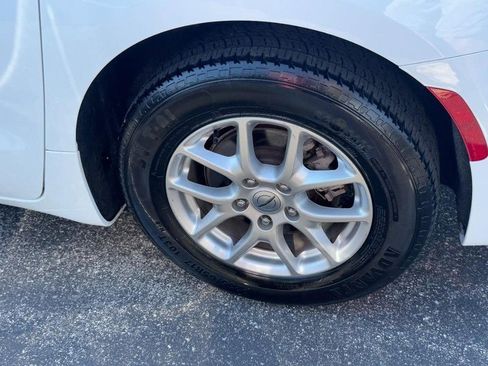 Used 2024 Chrysler Pacifica Touring-L FWD image 7