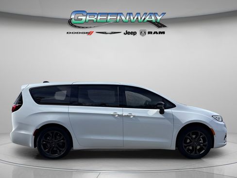 New 2026 Chrysler Pacifica Select image 5