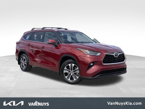 Used 2022 Toyota Highlander XLE AWD/4WD image 1