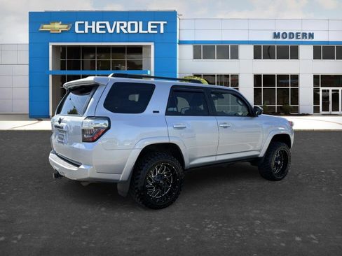 Used 2022 Toyota 4Runner SR5 AWD/4WD image 5