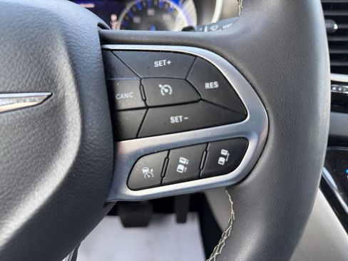 Used 2024 Chrysler Pacifica Touring-L image 17