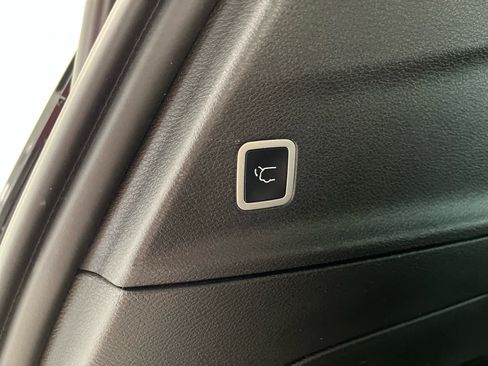 Used 2025 Chrysler Pacifica Limited FWD image 13