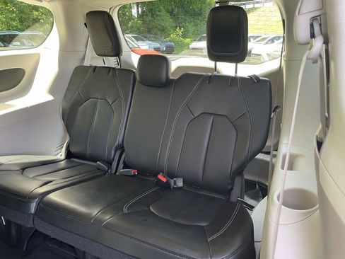 Used 2023 Chrysler Pacifica Touring-L FWD image 11