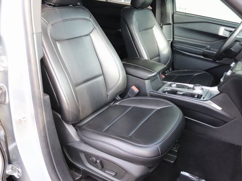 Used 2020 Ford Explorer XLT w/ Equipment Group 202A image 32