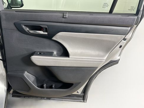 Used 2022 Toyota Highlander XLE image 32