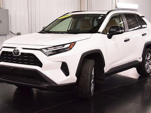 Used 2025 Toyota RAV4 XLE w/ Convenience Package AWD/4WD image 3