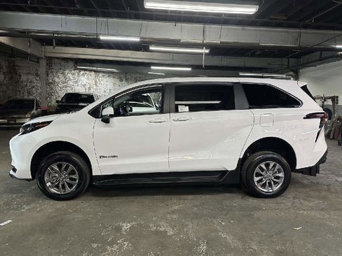 Used 2025 Toyota Sienna LE image 5